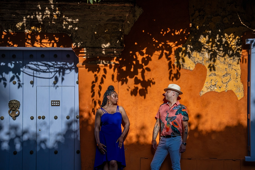 Travelers posing in a photo workshop for instagramers
