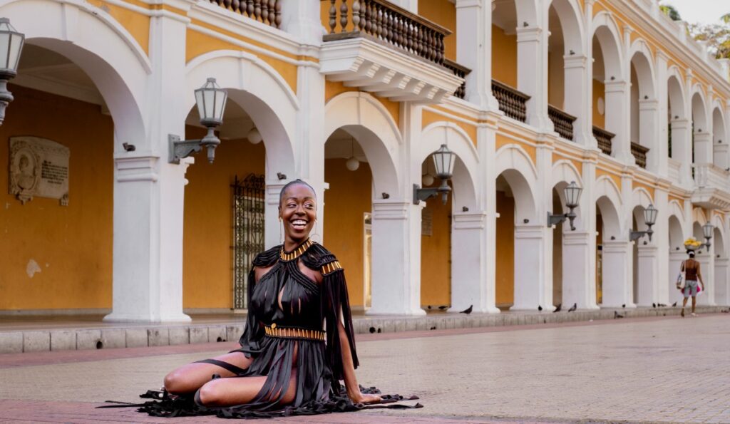 Traveler in Cartagena during a photo session with a black outfit that complements the city’s architecture and warm natural light
