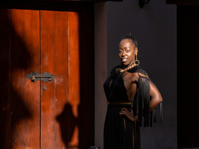 Traveler in Cartagena during a photo session with an outfit that complements the city’s architecture and warm natural light