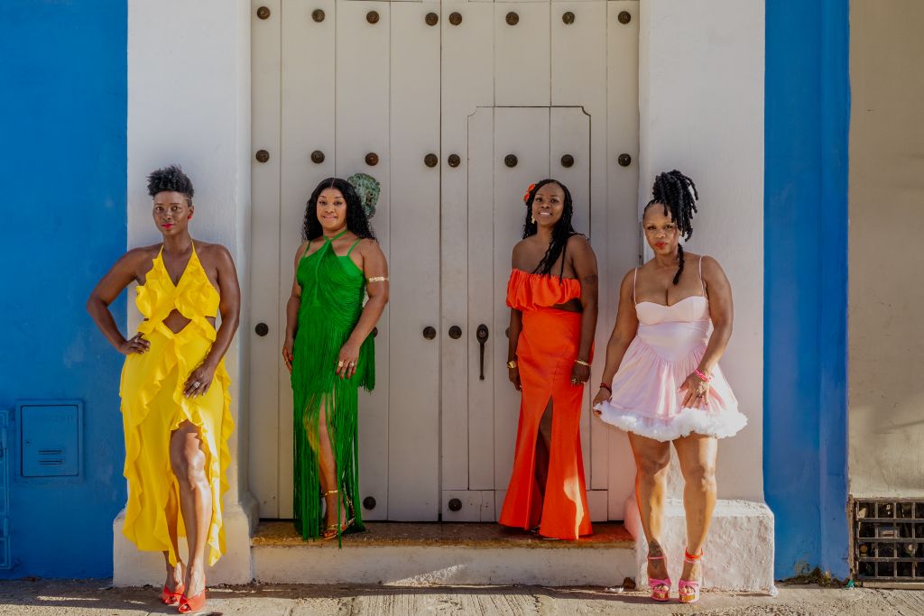 Travelers posing as a group in Cartagena with colorful outfits during a travel photo session in the historic city
