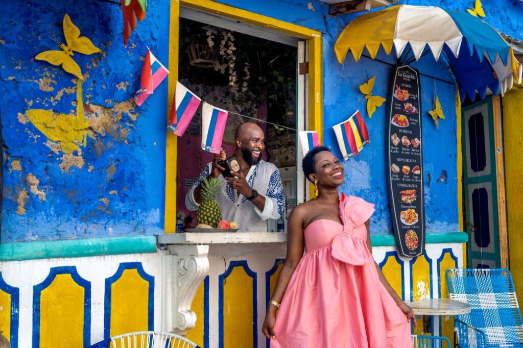 In Getsemaní, colorful outfits help a group photo feel more dynamic, natural, and connected to the city’s visual identity.