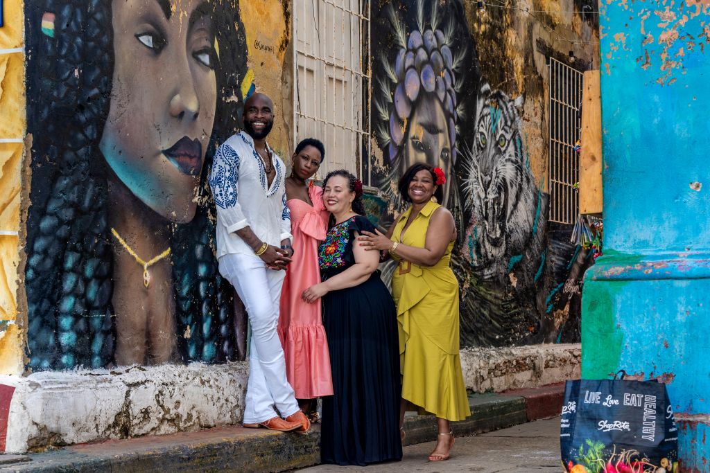 In Getsemaní, colorful outfits help a group photo feel more dynamic, natural, and connected to the city’s visual identity.